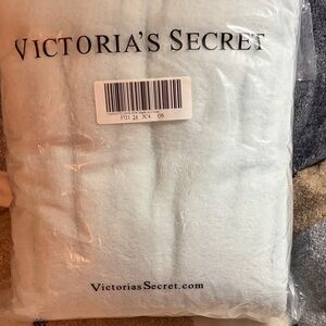 Pink Victoria’s Secret Soft and Cozy blanket in light green BNIP